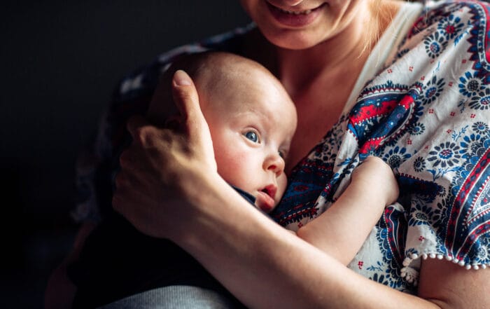 Mutter hält Baby nahe bei sich