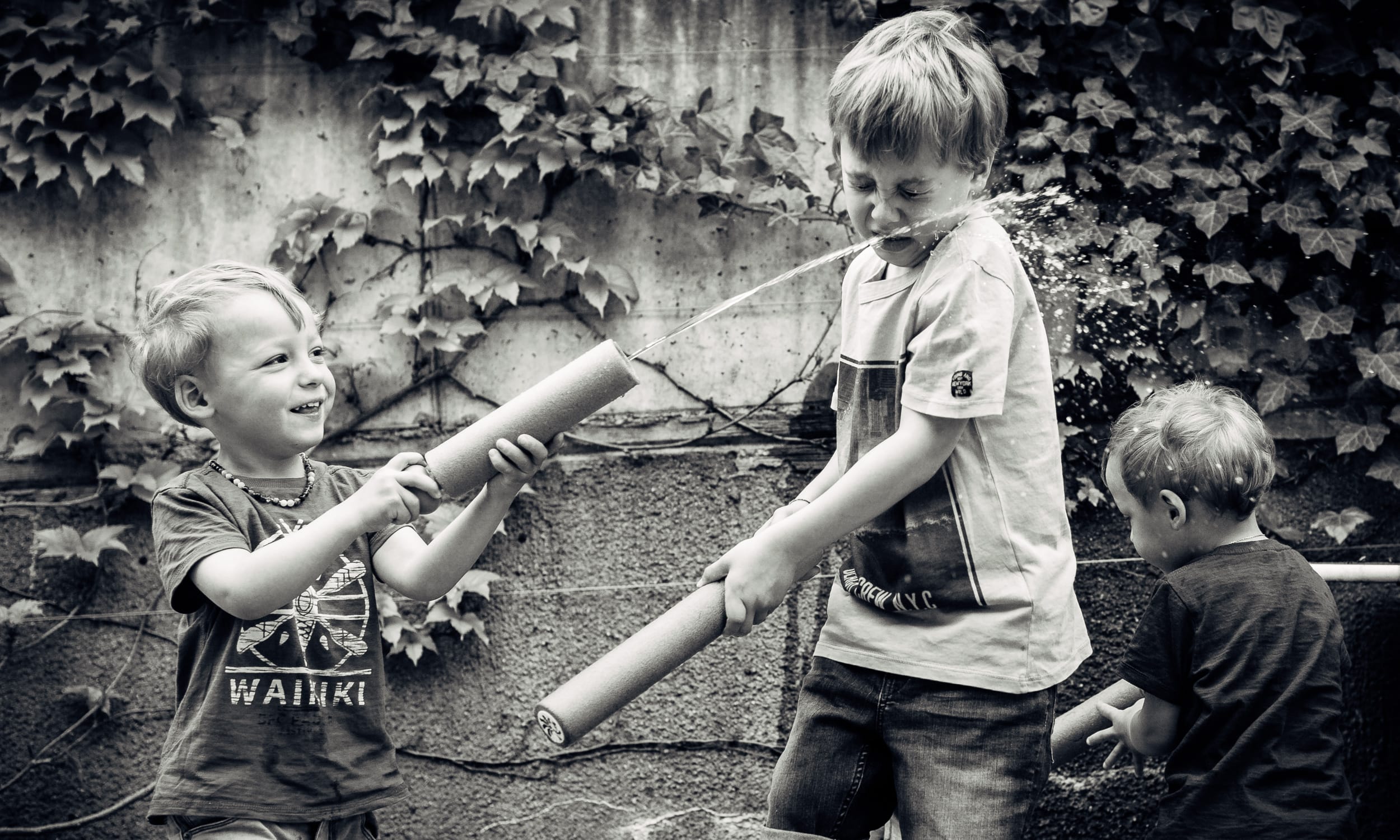 Kinder spielen mit Wasser